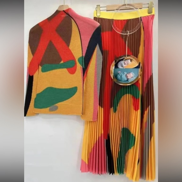 Two piece Boutique style pleated skirt set - Picture 2 of 2